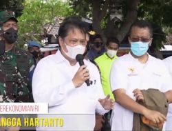 Haru Biru Pedagang Kaki Lima Terima Bantuan Dari Paman AHA