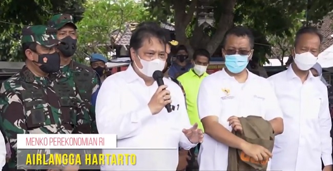Haru Biru Pedagang Kaki Lima Terima Bantuan Dari Paman AHA