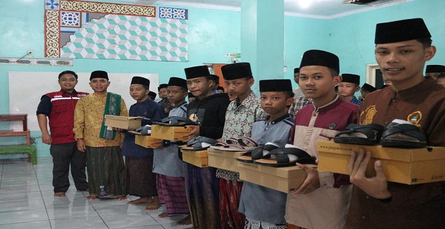 PPPA Daarul Quran Cirebon Salurkan Sepatu Untuk Pesantren Tahfidz Al Hidayah