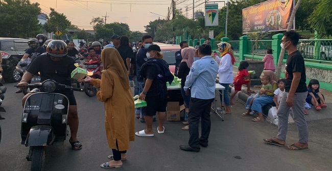 IMI Korwil Indrmayu Bagi-Bagi Takjil Bersama IMHI dan HBC