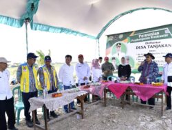 Bupati Nina Agustina Dampingi Anggota DPR RI Dedi Wahidi Tinjau Breakwater
