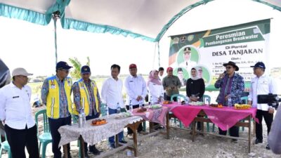 Bupati Nina Agustina Dampingi Anggota DPR RI Dedi Wahidi Tinjau Breakwater