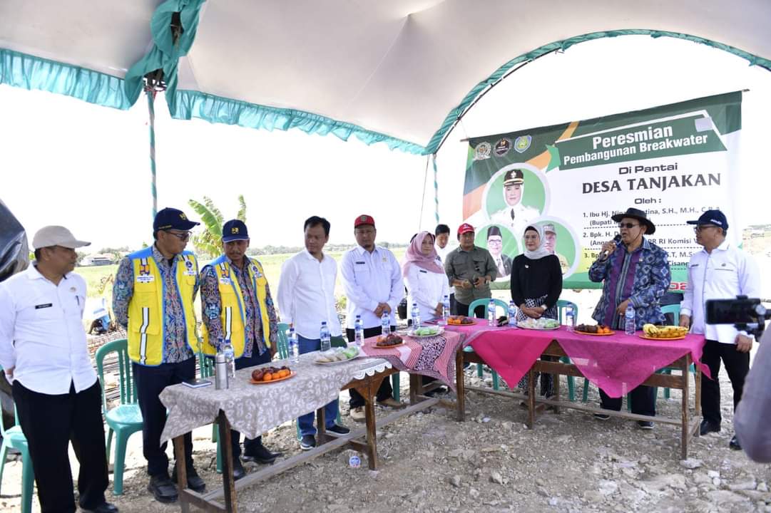 Bupati Nina Agustina Dampingi Anggota DPR RI Dedi Wahidi Tinjau Breakwater