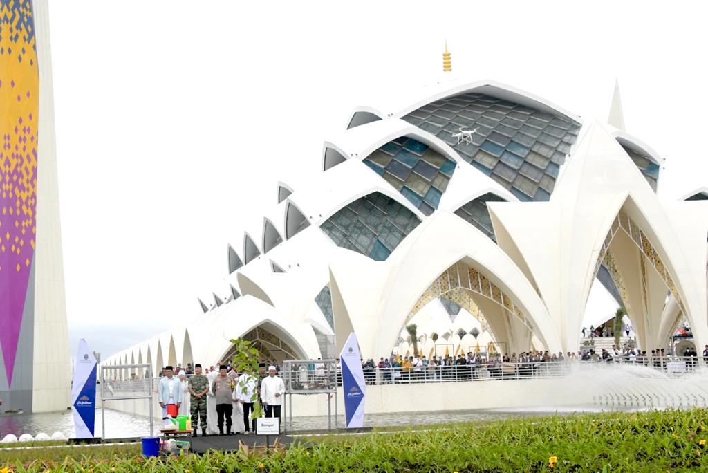 Masjid Al Jabbar Contoh Pembangunan Berkelanjutan