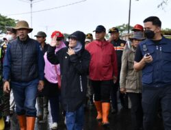 Bupati Indramayu Kunjungi Warga Terdampak Banjir Rob