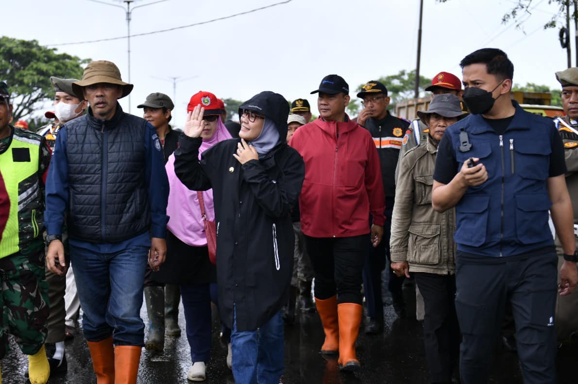Bupati Indramayu Kunjungi Warga Terdampak Banjir Rob