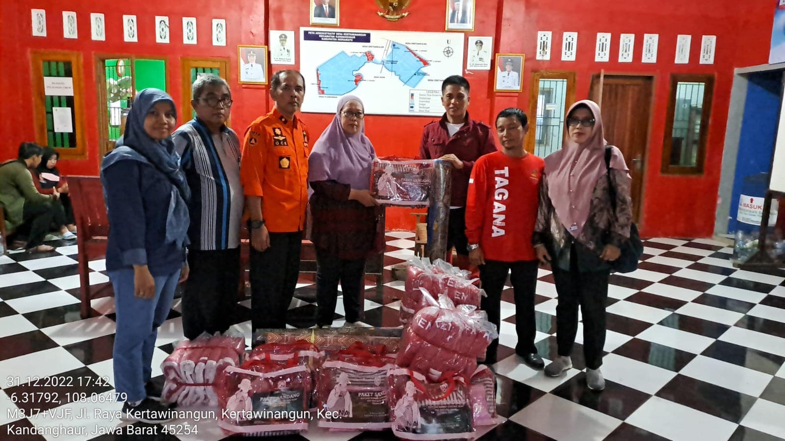 Dinsos Kabupaten Indramayu Salurkan Logistik Bagi Korban Gelombang Pasang
