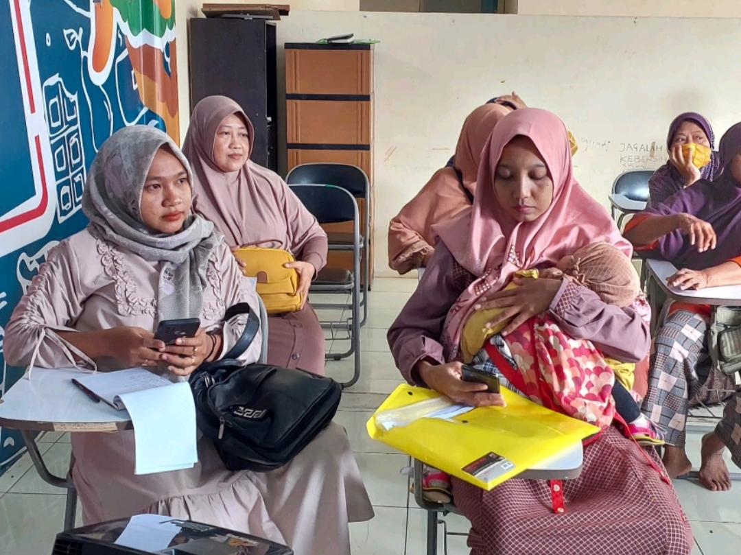 Ibu Janatul Marwah yang tetap semangat mengikuti pelatihan sambil menggendong anak berusia satu tahun.