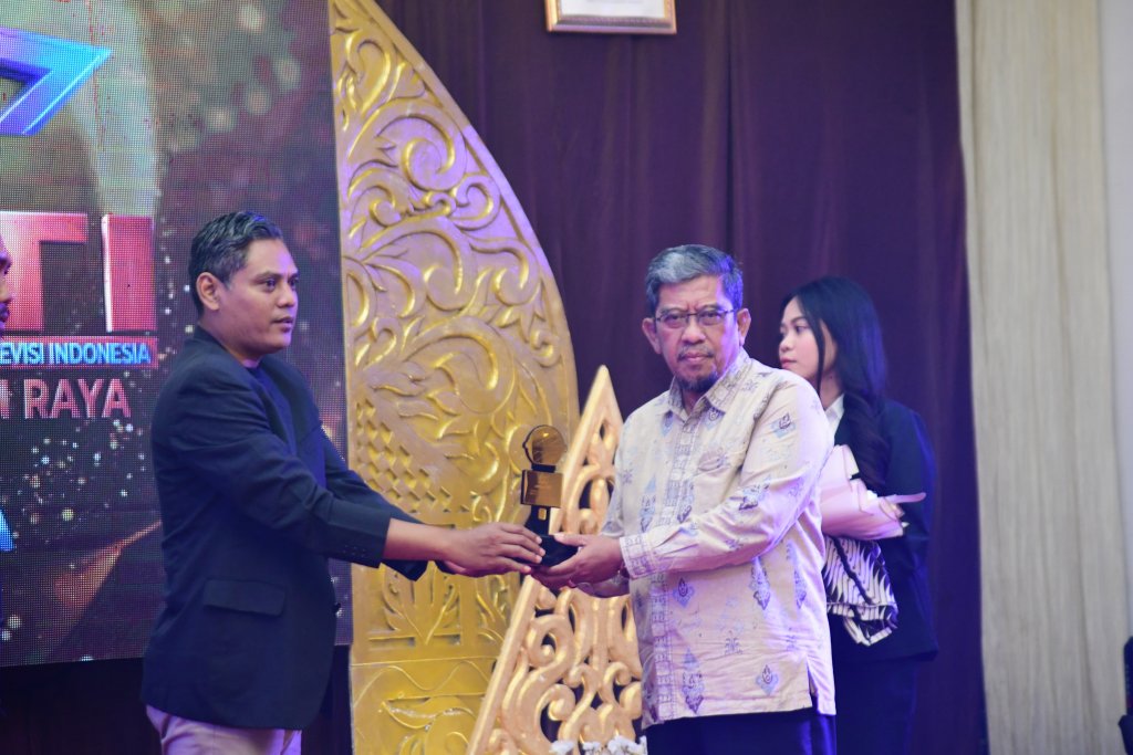 Lucky Hakim Mendapatkan Penghargaan Sebagai Tokoh UMKM dan Inspirasi Anak Muda