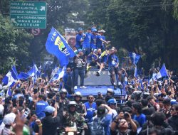 Gubernur Dedi Mulyadi Lepas Pawai Persib Juara yang Disambut Ribuan Bobotoh