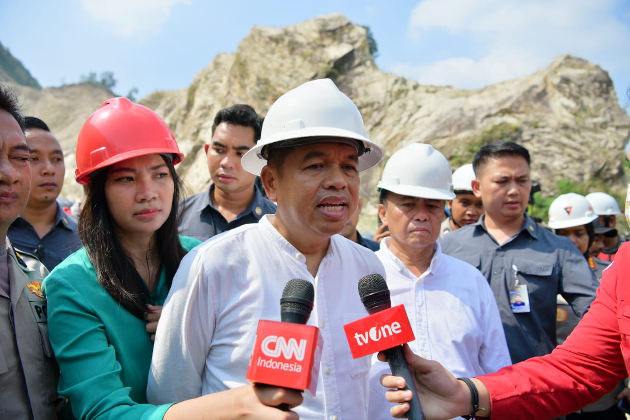 Dedi Mulyadi Tinjau Lokasi Longsor Tambang Gunung Kuda, Beri Santunan untuk Keluarga Korban
