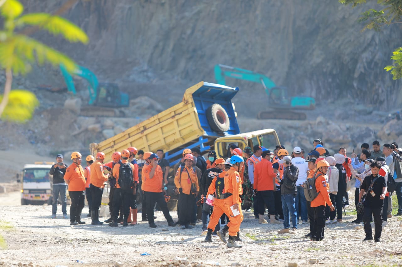 Dinas Sosial Jabar Kirim Bantuan Makanan untuk Penanganan Longsor Gunung Kuda di Cirebon